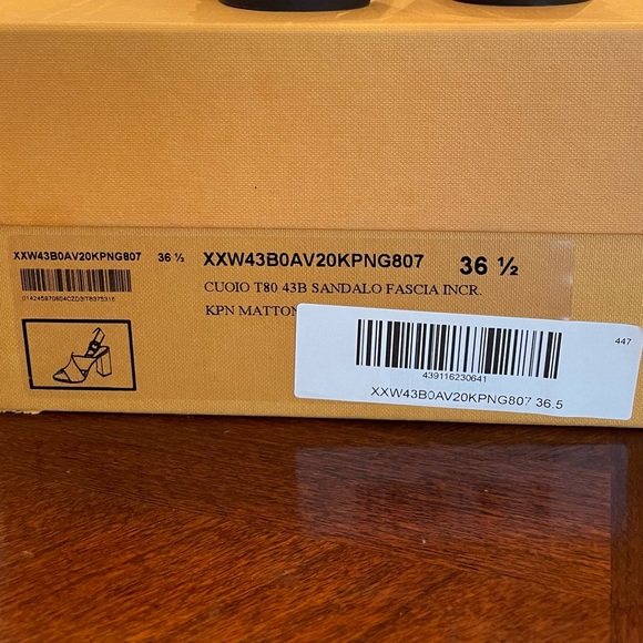 Tod’s Fascia block heel leather upper, lining, and sole sandals - Picture 12 of 12